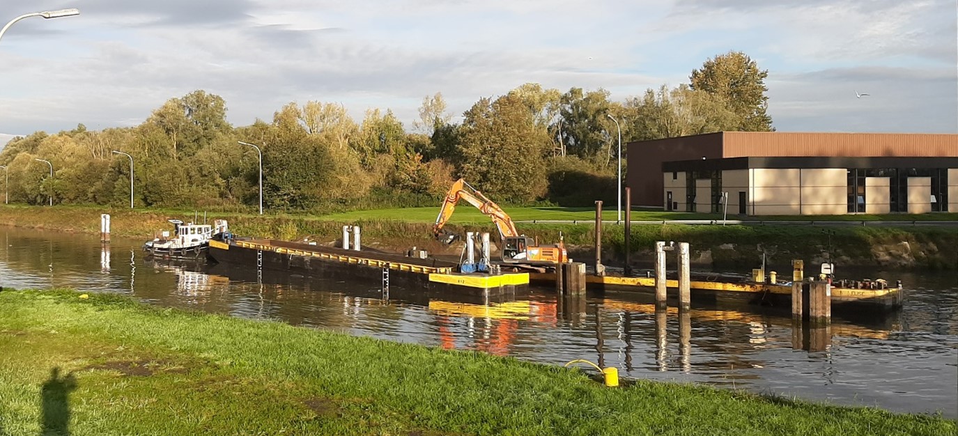 Dredging on the Scheldt at the Antoing Lock (October 2021)