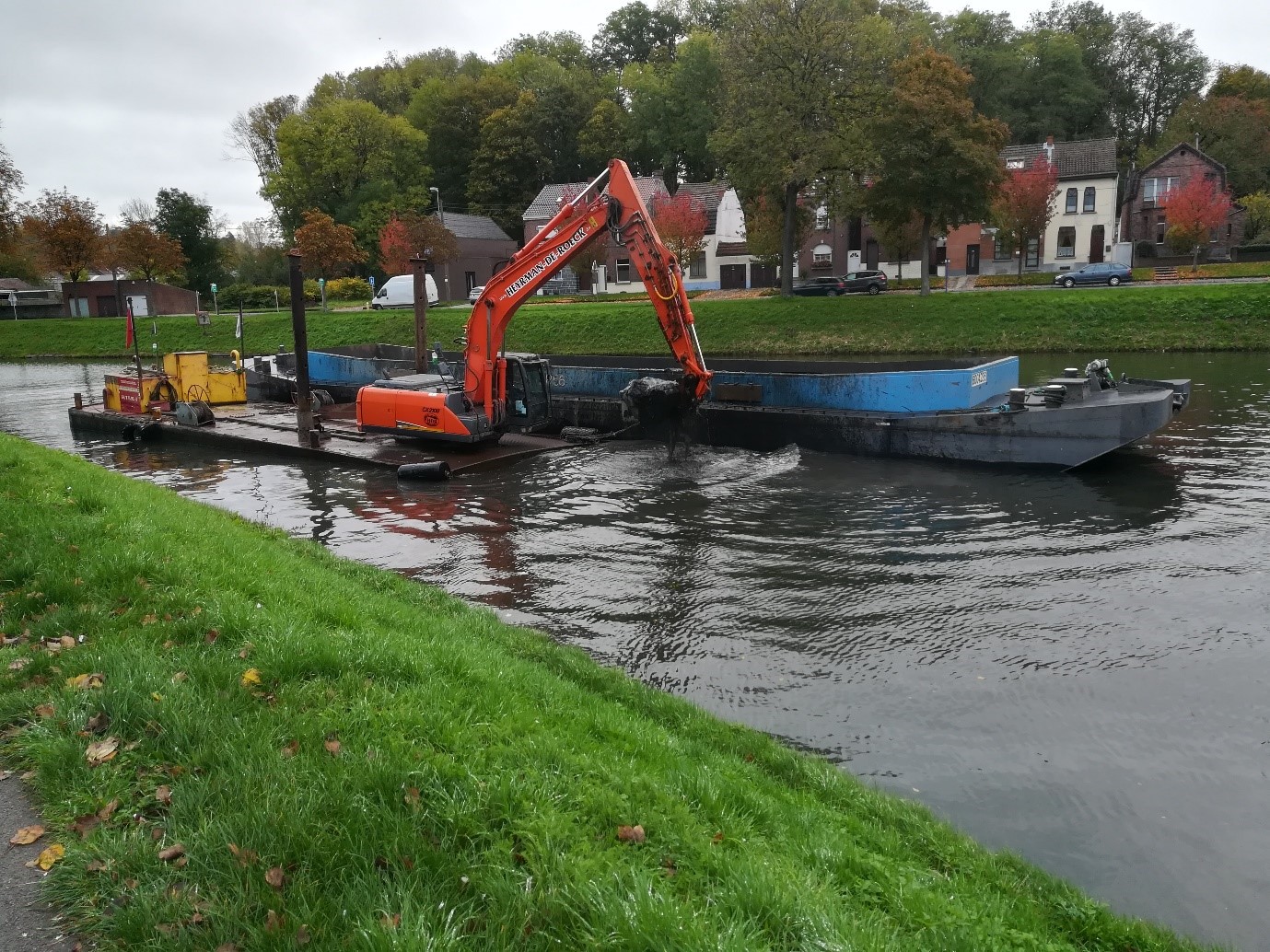 Dredging on the Historic Canal du Centre (April 2019) 