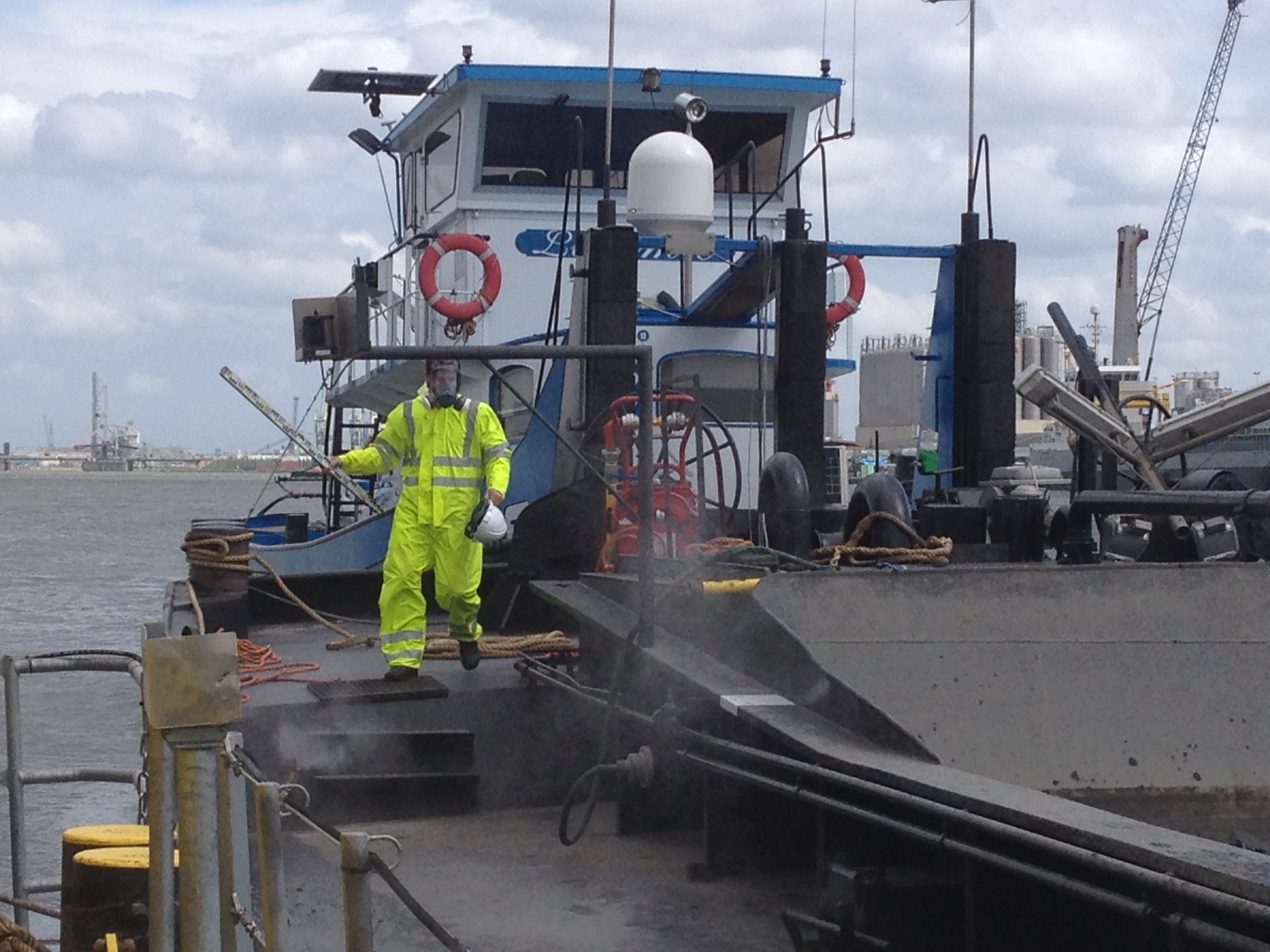 Maintenance dredging works in the port of Brussels